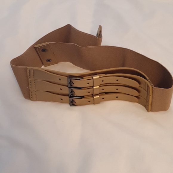 Four (4) fancy belts - Picture 4 of 5